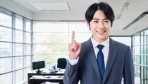 窓辺でスーツ姿の若い人が指をさす