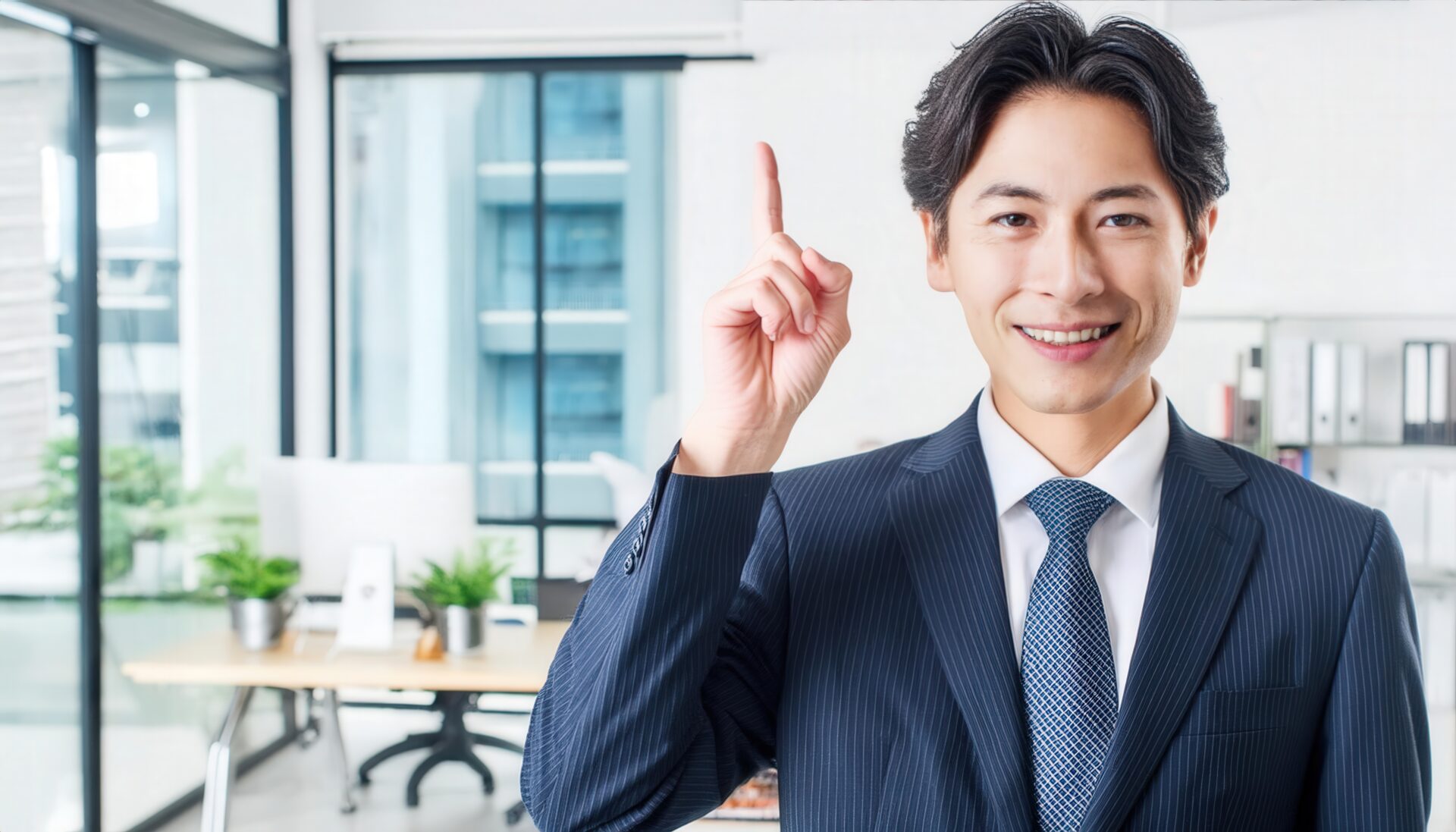 オフィスでダークスーツを着た若い人が指をさす