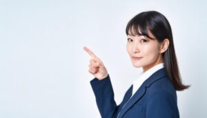 白背景でスーツ姿の若い人が指をさす
