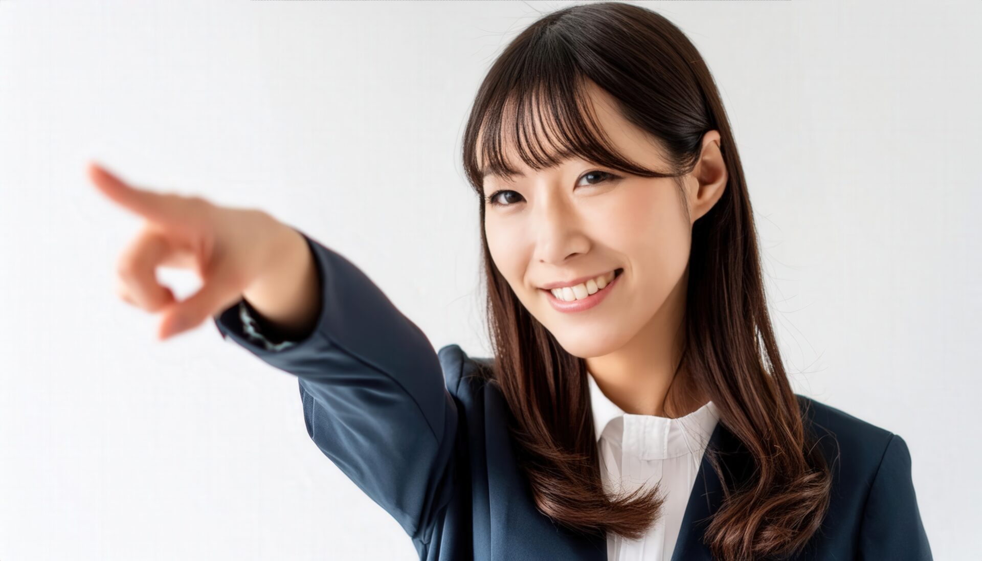 白背景でスーツ姿の若い人が指をさす