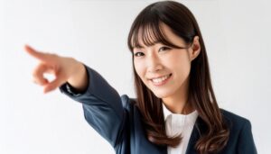 白背景でスーツ姿の若い人が指をさす