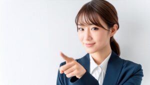 白背景でスーツ姿の若い人が指をさす