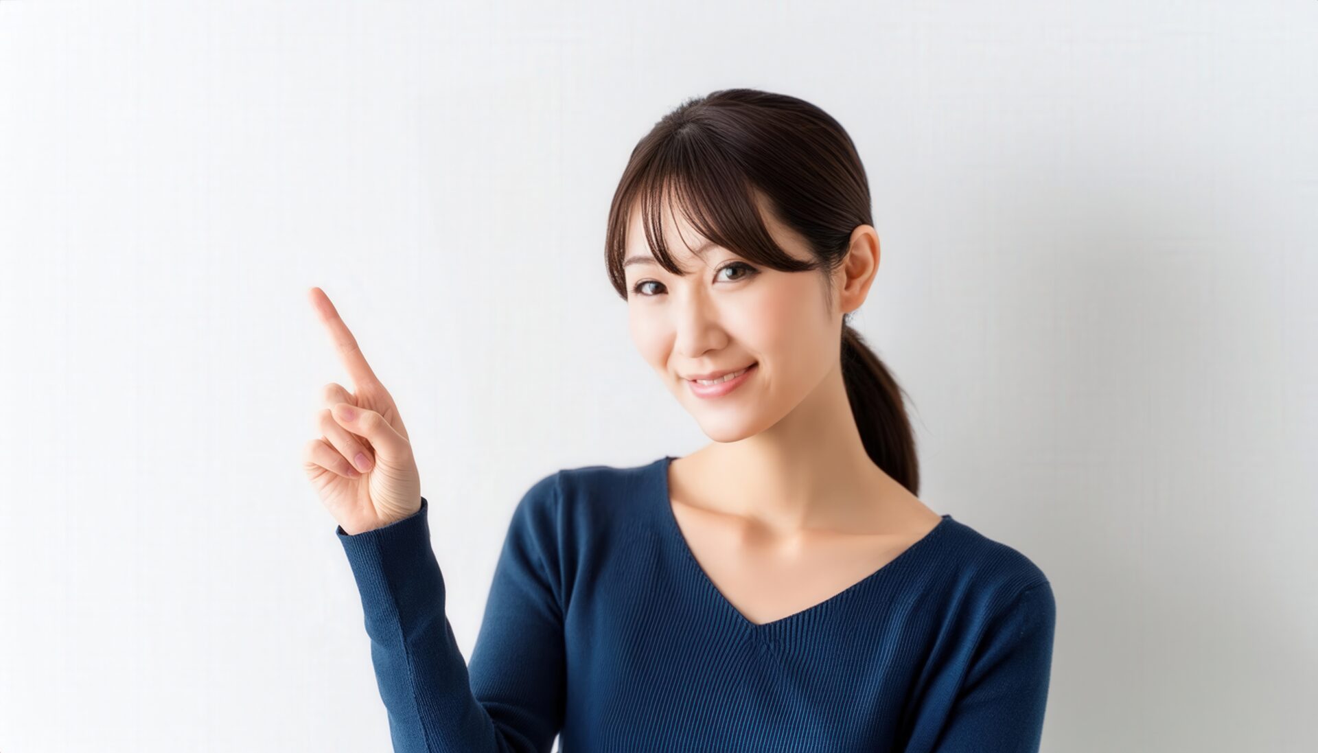 ネイビーカットソーを着た若い人が指をさす
