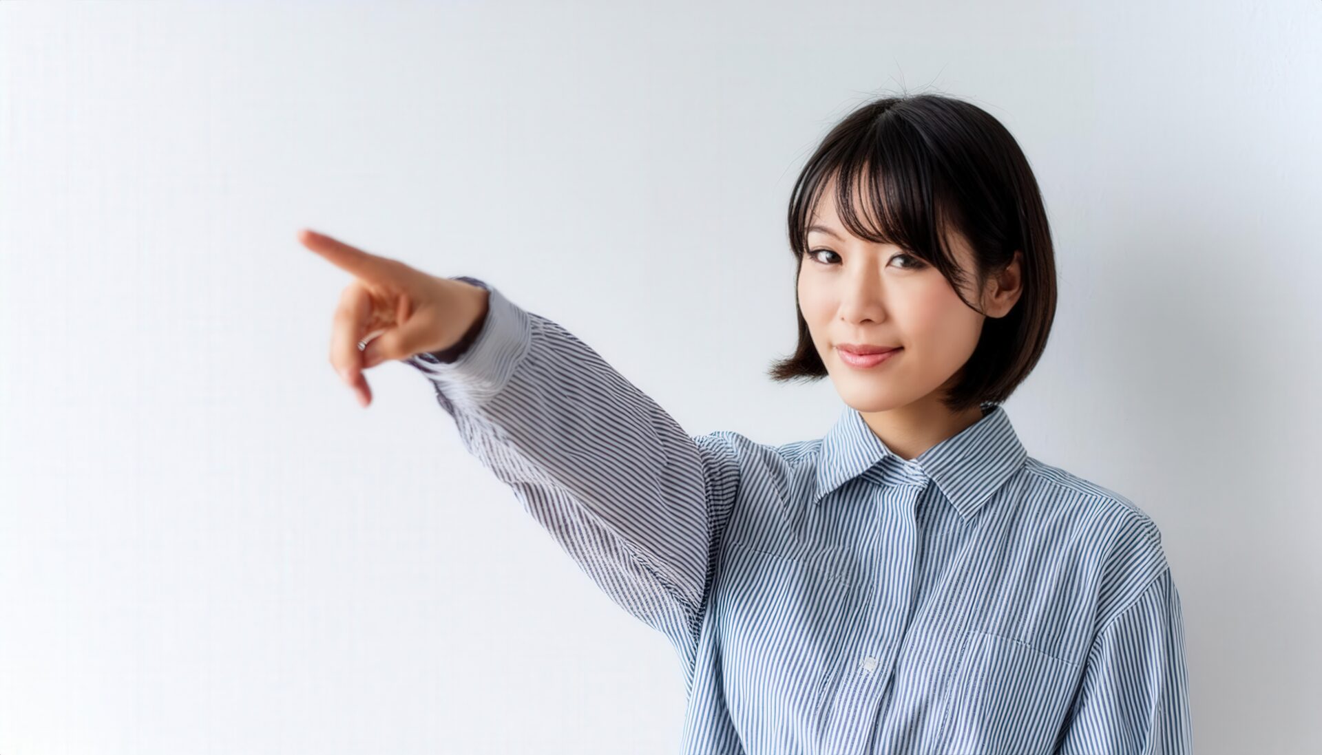 ストライプシャツを着た若い人が指をさす