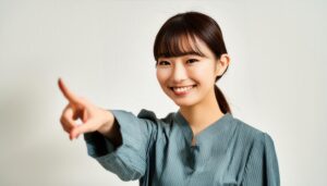 グリーンのトップスを着た若い人が指をさす