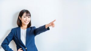 ネイビースーツを着た若い人が指をさす