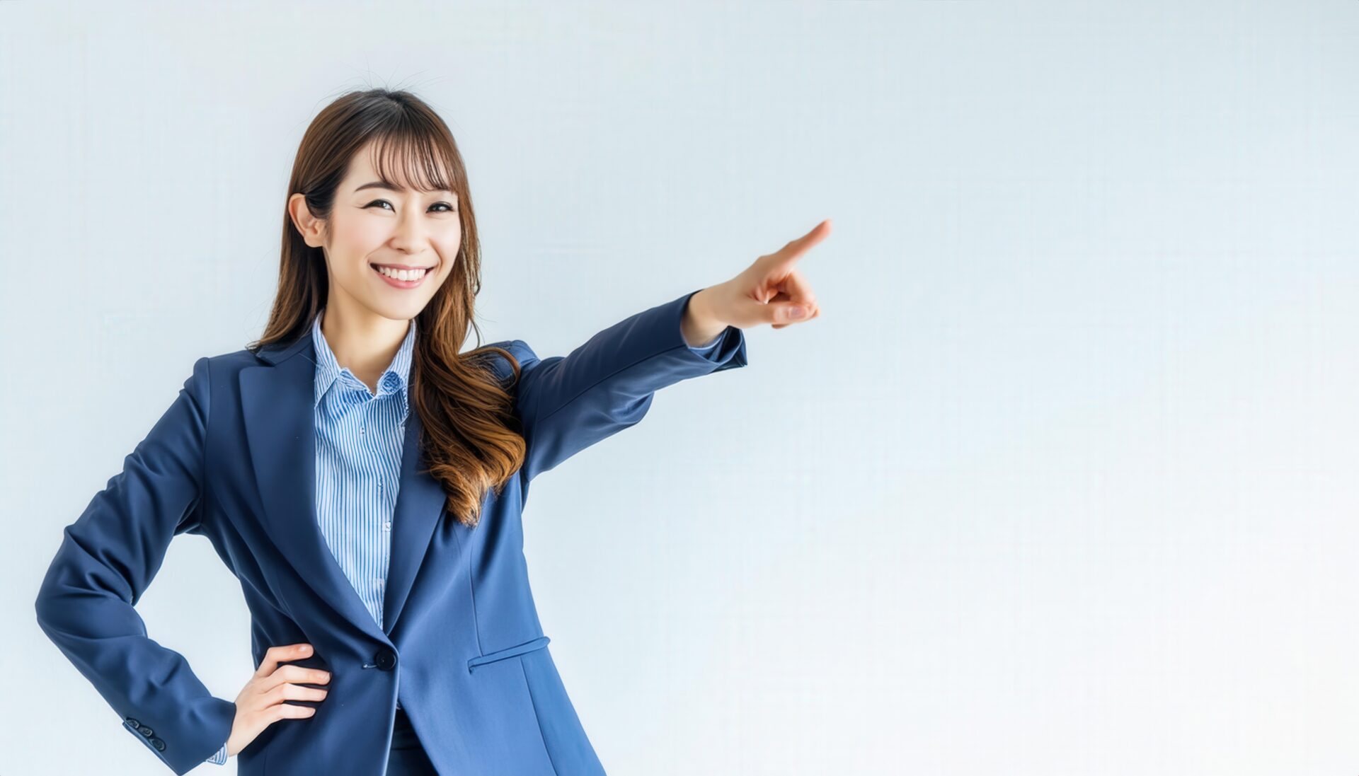 スーツ姿の若い人が指をさす