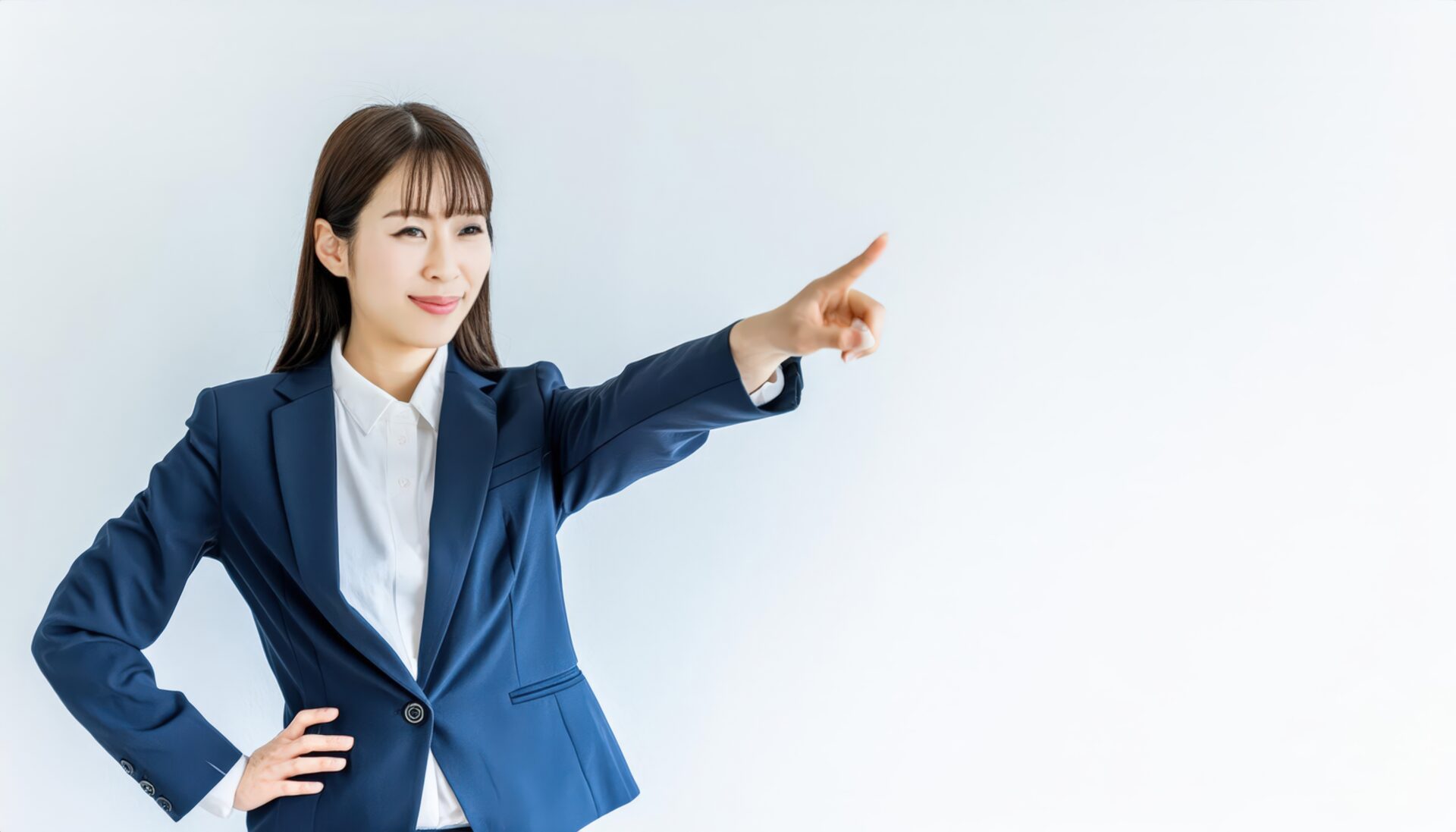 スーツ姿の若い人が指をさす