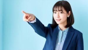 水色背景でストライプシャツを着たスーツ姿の若い人が指をさす