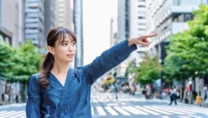 街中でドット柄のトップスを着た若い人が指をさす