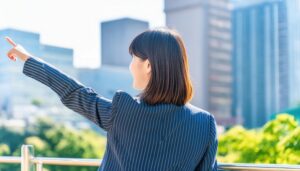 ストライプスーツを着た後ろ姿の若い人が街中で指をさす