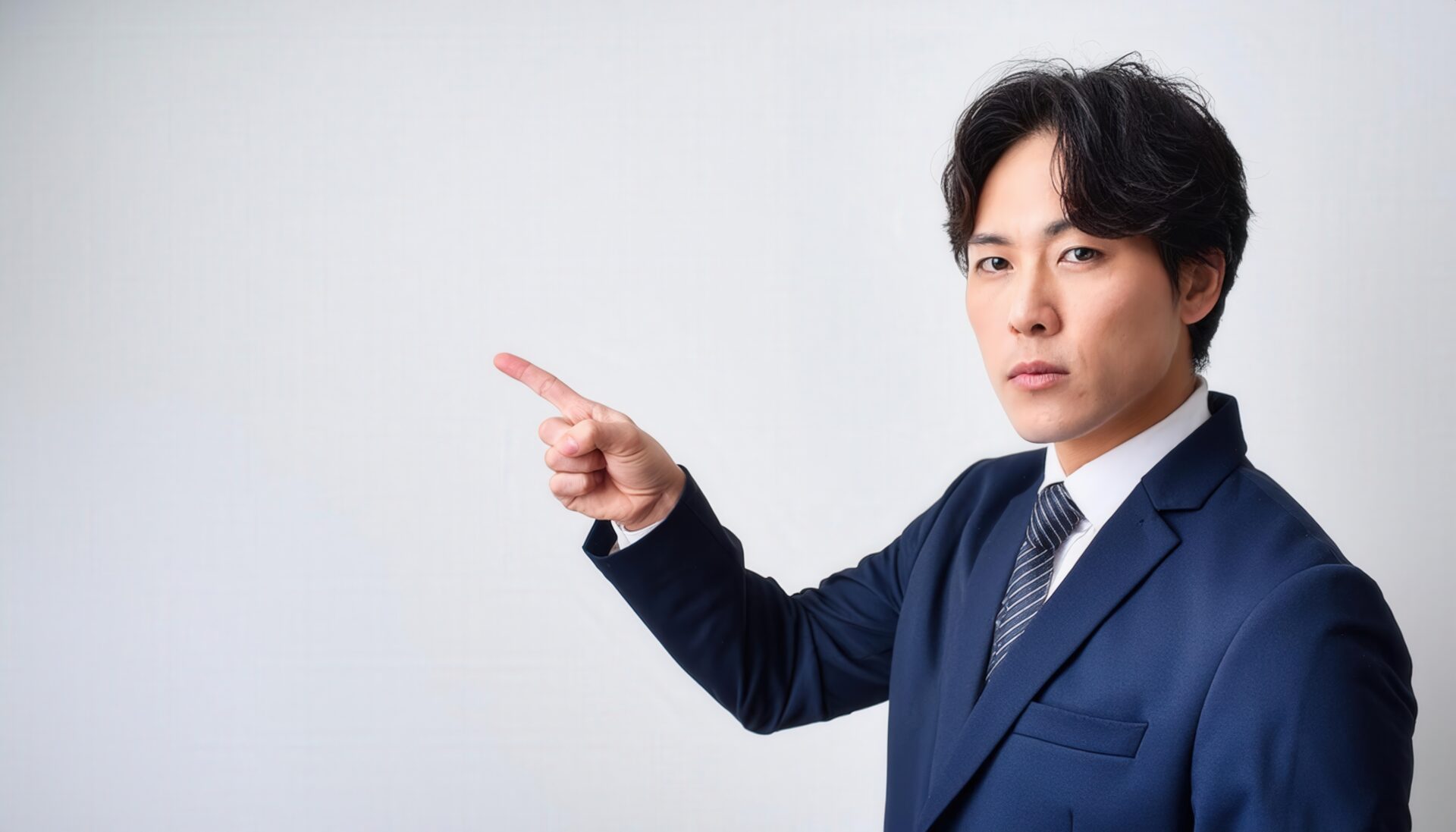 スーツ姿の人が白背景で指をさす