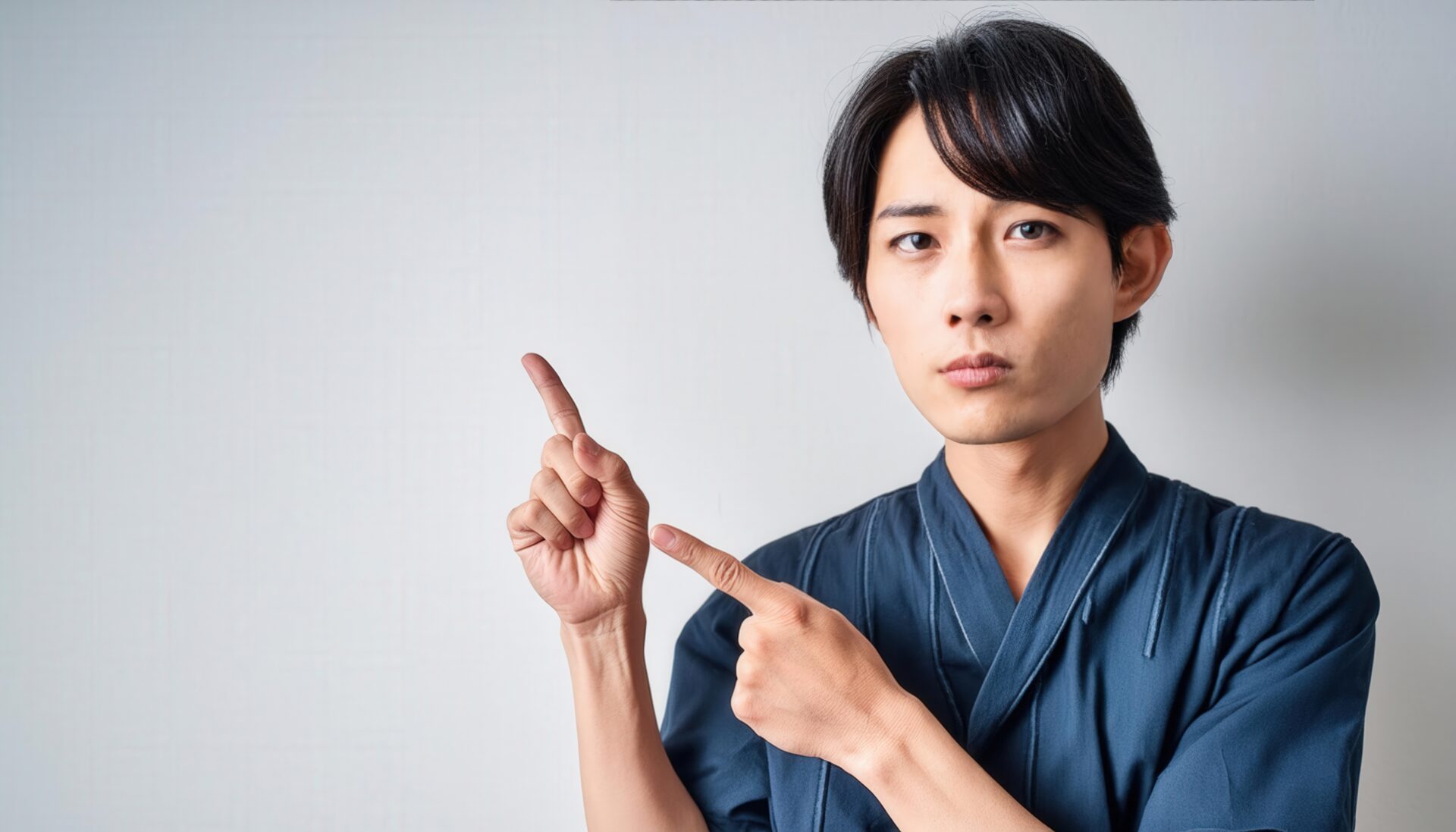 和服を着た人が白背景で指をさす