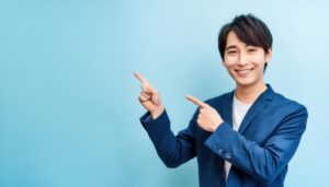 青背景でブルージャケットを着た若い男性が両手で指さす