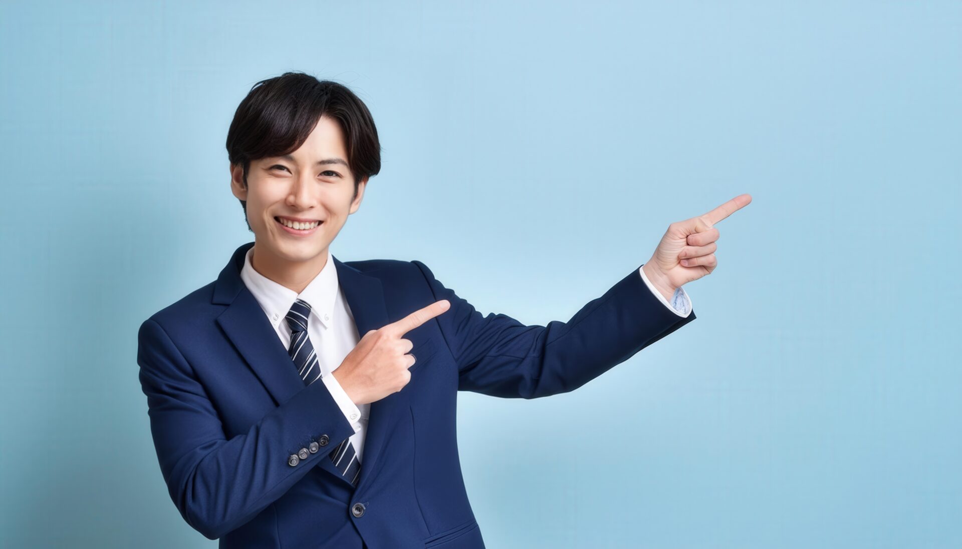 水色背景でネイビーのスーツを着た若い男性が前方を指さす