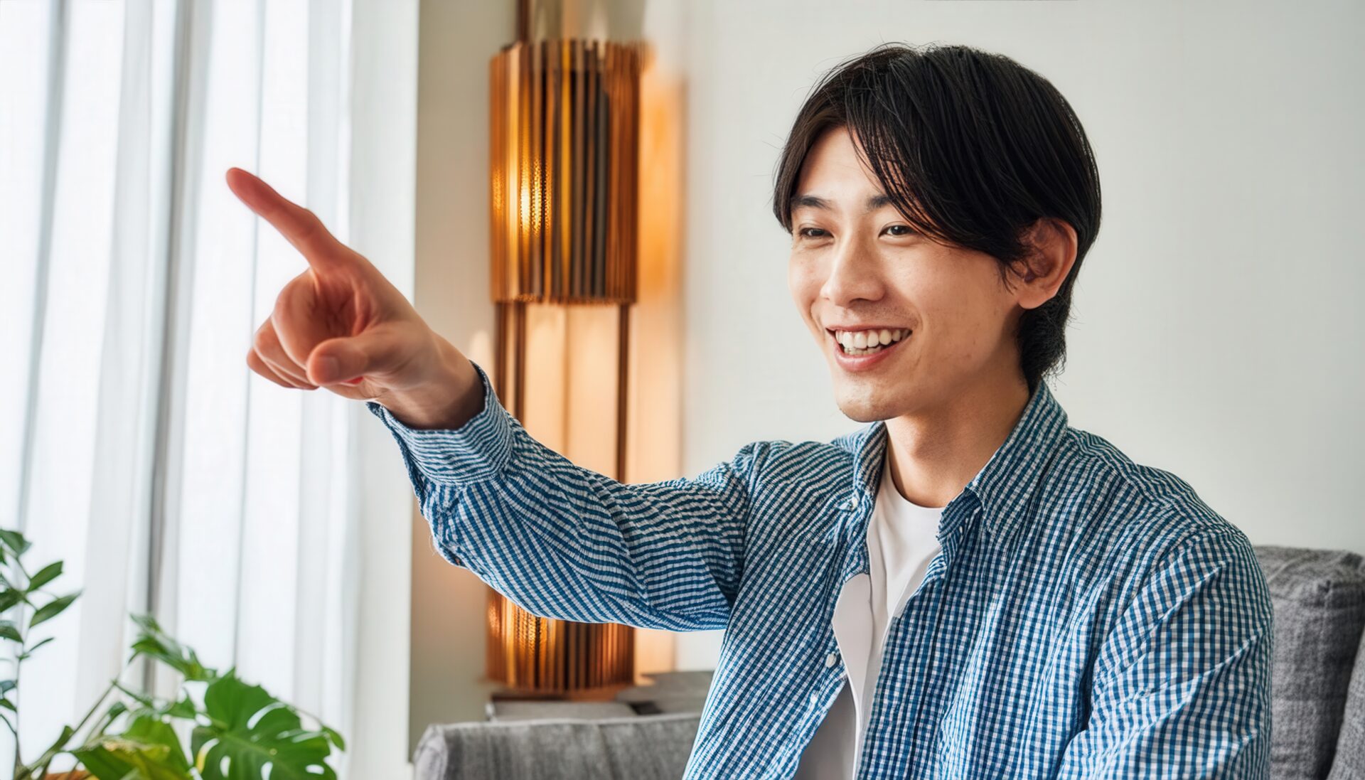 フォーマルなシャツを着た若い男性が斜め前を指さす