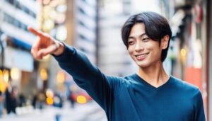 街中で指をさす笑顔の若い男性