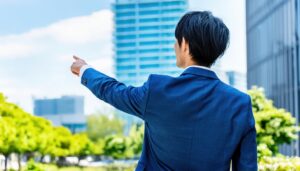 都市の街路で指をさす後ろ姿の若い男性