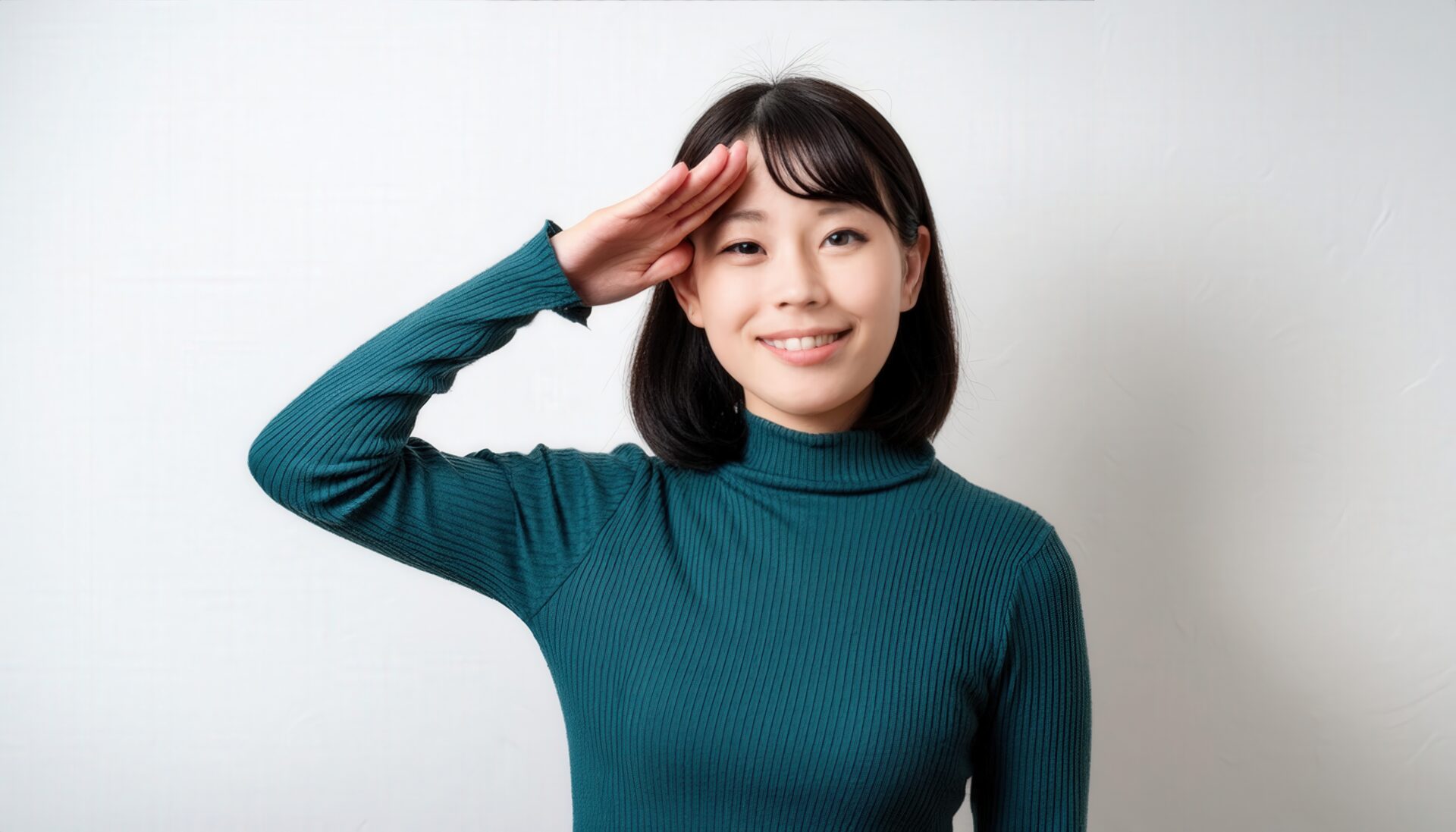 白背景で敬礼ポーズをする若い女性