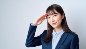ネイビースーツで敬礼ポーズをする若い女性