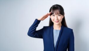 スーツ姿で敬礼ポーズをする若い女性