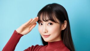 青背景で敬礼ポーズをとる人物