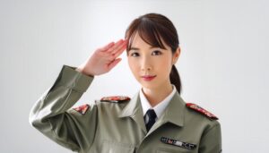 緑の軍服で敬礼する人物