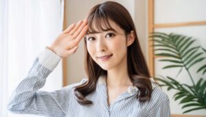 室内でストライプのシャツを着て敬礼する人物