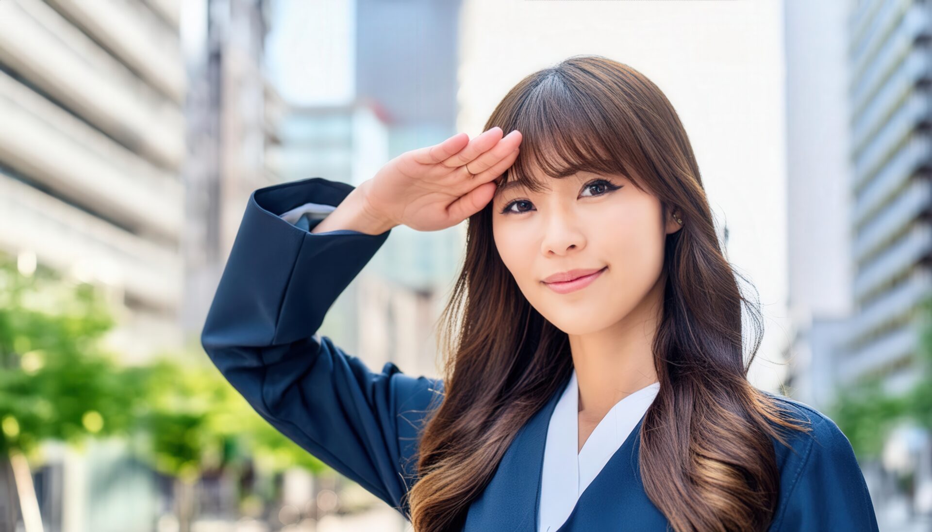 街中でスーツを着て敬礼する人物