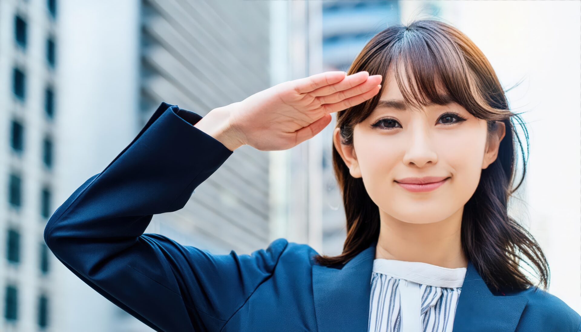 街中でネイビーのスーツを着て敬礼する人物