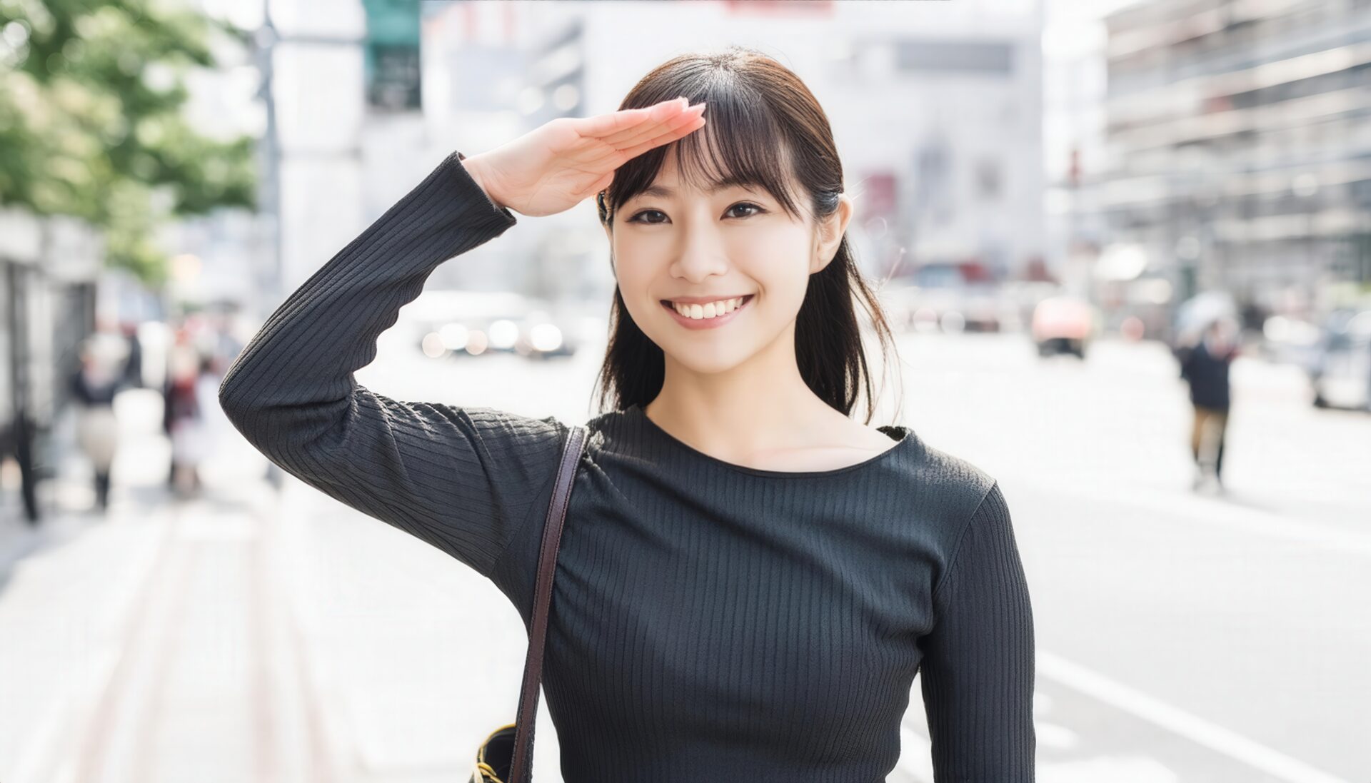 街中で黒いトップスを着て敬礼する人物