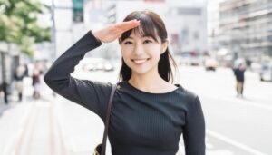 街中で黒いトップスを着て敬礼する人物