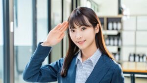 オフィスでストライプのジャケットを着て敬礼する人物