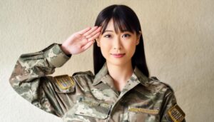 迷彩柄の軍服を着て敬礼する人物