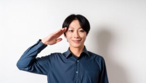 白背景で青いシャツを着て敬礼する人物