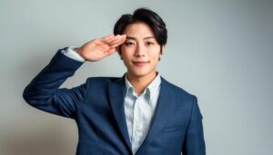 白背景で青いスーツを着て敬礼する人物