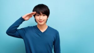 青背景で青いトップスを着て敬礼する人物