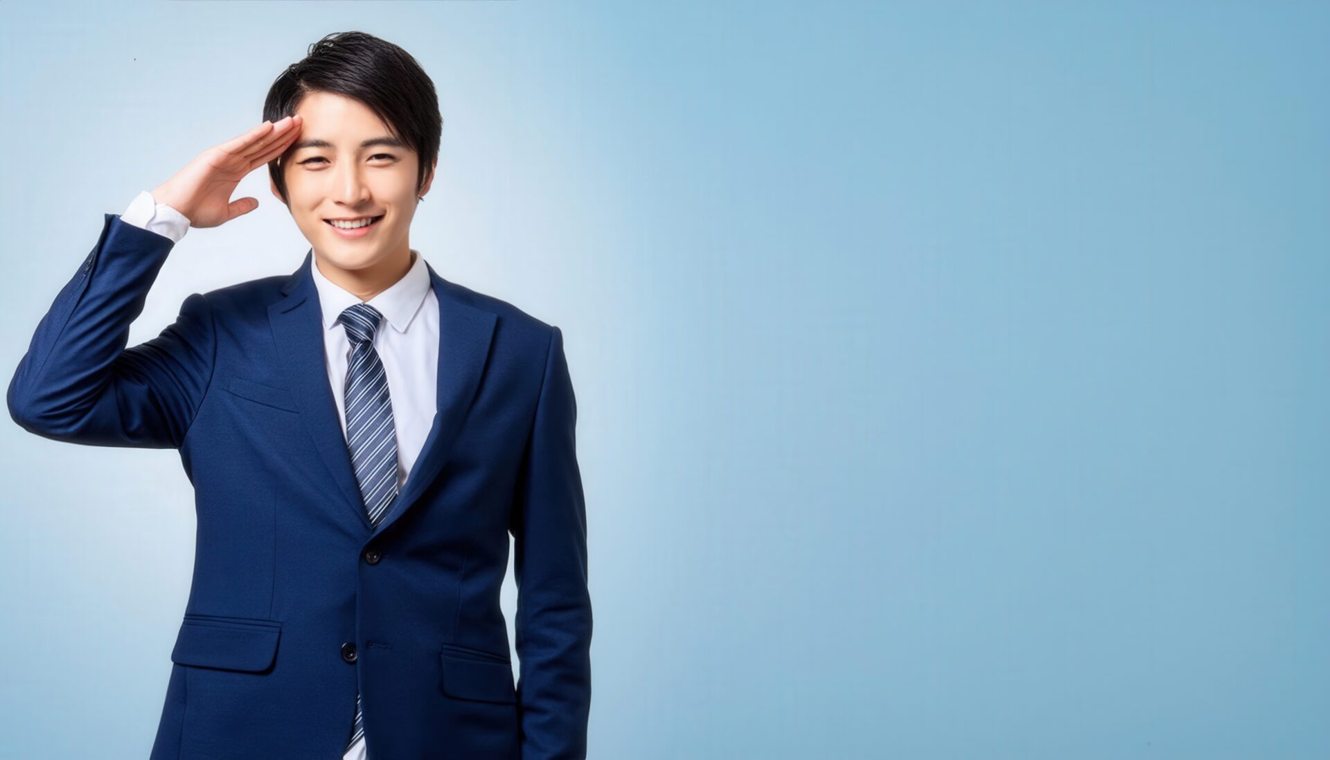 青背景でネイビーのスーツとネクタイを着て敬礼する人物
