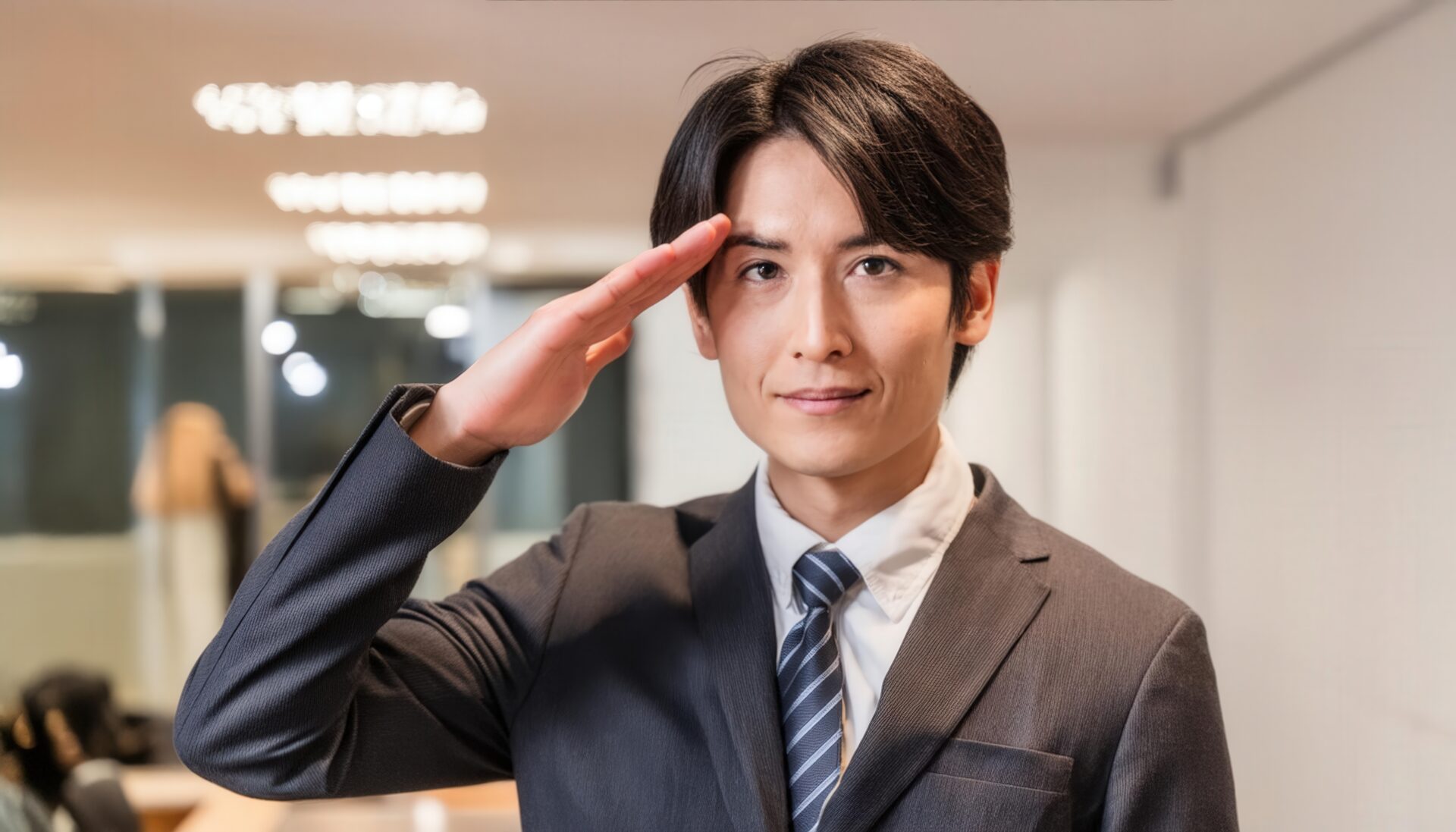 室内で敬礼ポーズをとるビジネスパーソン