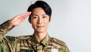 室内で敬礼する軍人
