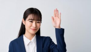 スーツ姿で手を上げる人