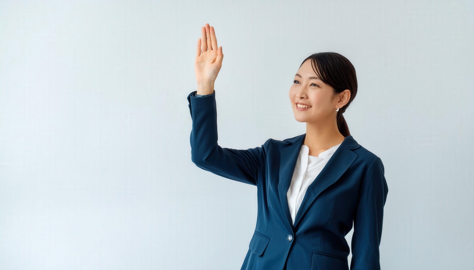 白背景で手を上げる人