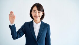 白背景で手を上げるビジネスパーソン