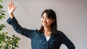 ドット柄の服で手を上げる人