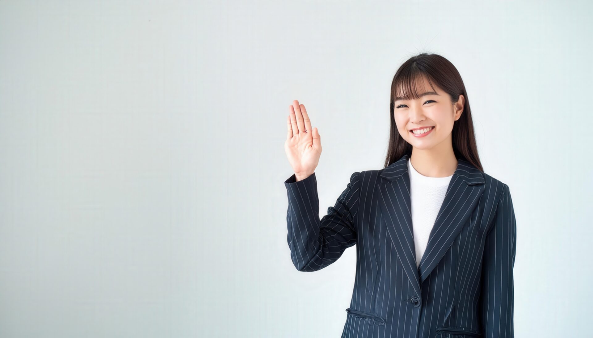 ストライプのスーツで手を上げる人