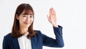 白背景でスーツ姿で手を上げる人