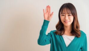 グリーンのカーディガンで手を上げる人