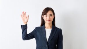 ストライプスーツで手を上げる人