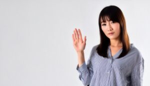 ストライプシャツで手を上げる人