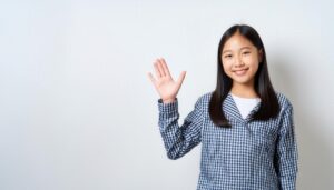 チェック柄の服で手を上げる子